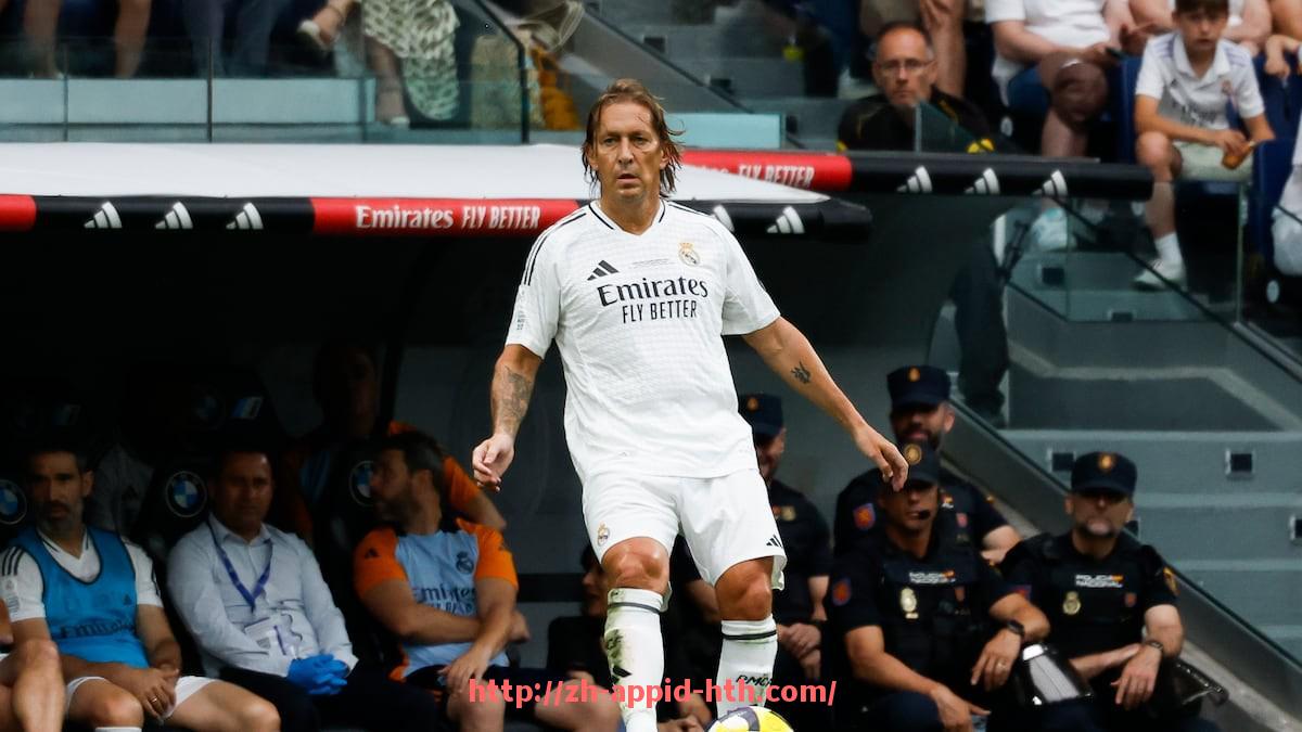 HTH华体会APP下载-世俱杯后防球员补位意识优秀的实例分析与防线协同探讨